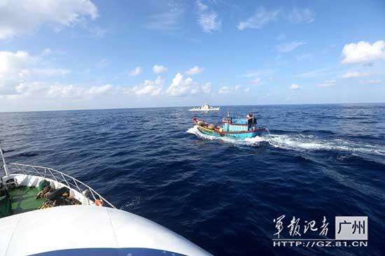 海南三沙军民协同巡逻 驱赶非法入境渔船