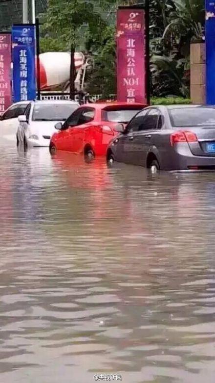 暴雨袭广西北海致道路积水严重