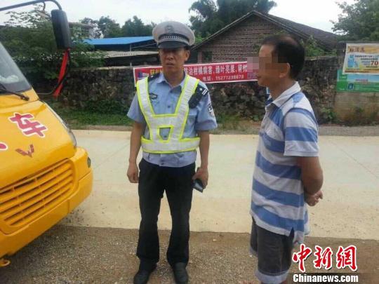 广西一辆19座无牌校车塞35人被交警查获（图）