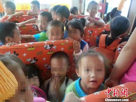 广西一辆19座无牌校车塞35人被交警查获(图)