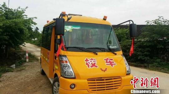 广西一辆19座无牌校车塞35人被交警查获(图)