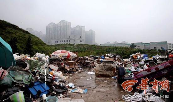 墓群旁，垃圾成堆。