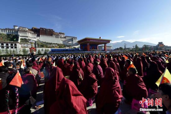 9月8日，庆祝大会上的僧侣代表。中新社发 李林 摄
