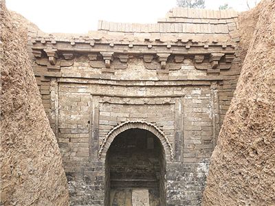 砖雕墓宅院式的大门保存完好。南京市考古研究所供图