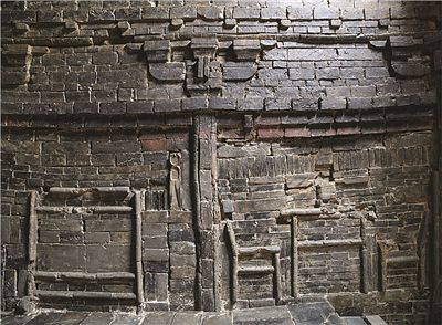 墓室墙壁上雕着“长桌长椅”。南京市考古研究所供图