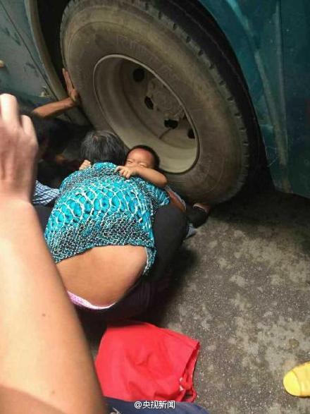 广西1名女童被压车轮下 上百名路人抬车救人(图)