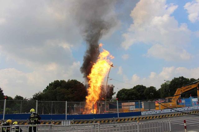 宁波市区燃气管线爆燃 火柱直冲十多米高