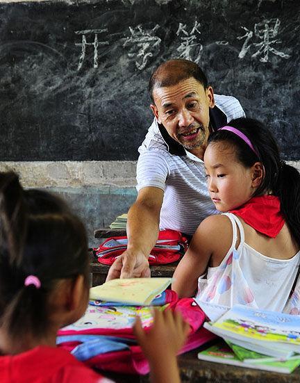 乡村教师处境：语文由炊事员教 音乐老师代生物课