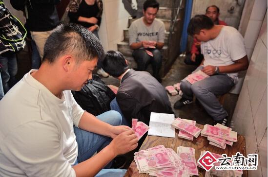 警方打掉一非法持有运输假钞团伙 30万假钞褪色