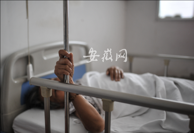 老太在医院等待手术。