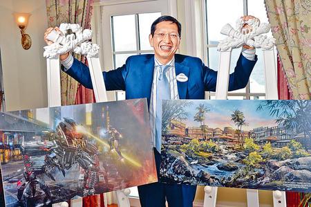 香港迪士尼乐园行政总裁金民豪讲述乐园发展大计，并展示兴建中的“铁甲奇侠飞行之旅”及新酒店构想图。（香港《星岛日报》）