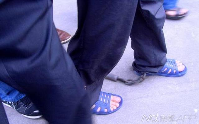 郭美美受审为何被带上“脚镣”