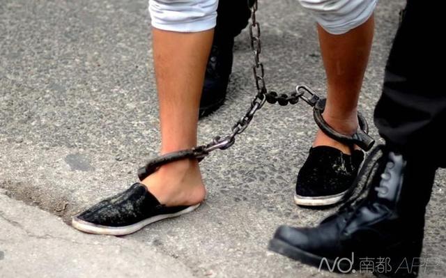 郭美美受审为何被带上“脚镣”