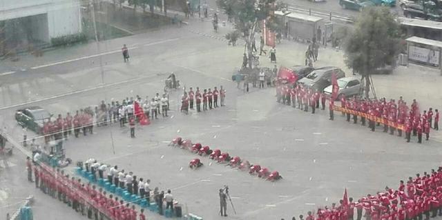 火锅店员工跪拜领导 高喊&ldquo;感谢给我工作&rdquo;(图)