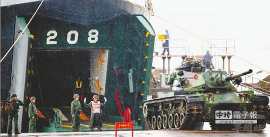 台湾海军陆战队99旅与151舰队，昨实施两栖登陆作战，在滂沱大雨中展开登陆部队武器车辆装载作业。（图自台湾“中时电子报”）