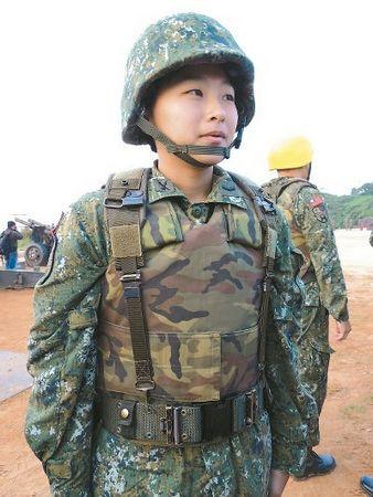 台军金门拂晓重炮操演 女炮长成“娇点”(图)