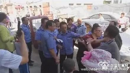 甘肃执法城管与路人起争执 众人围堵执法车(图)
