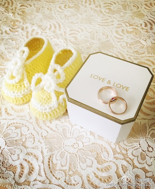 婚戒与小孩的鞋子