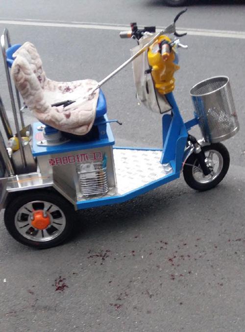 两男子因停车纠纷殴打环卫工 朝阳群众拦下肇事人