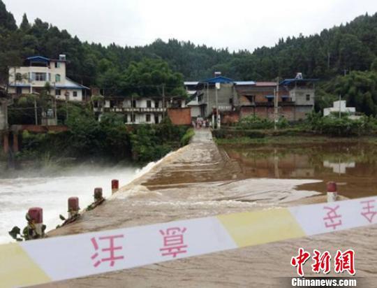 四川中江村民过桥被洪水卷走 致3人失踪