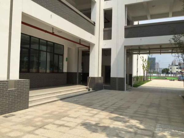 苏州一小学学生莫名流鼻血 家长：塑胶跑道有味