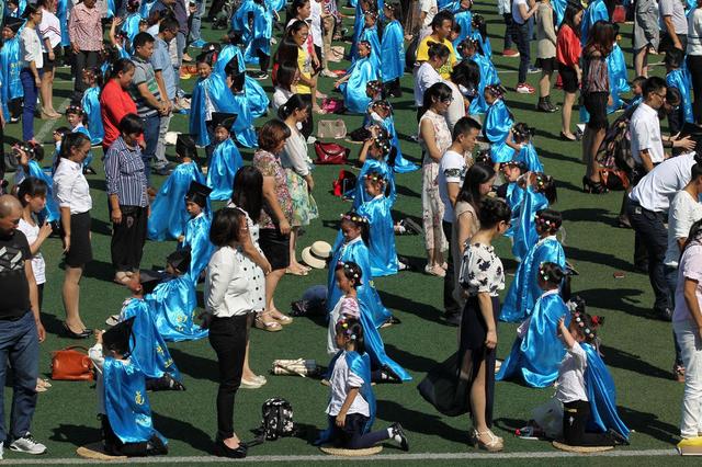 组图：江苏南通数百小学生入学仪式上向父母下跪