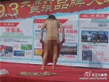 本溪一女子在商场门前当众脱光衣服