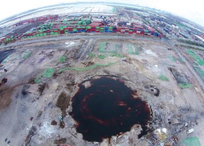 9月11日，核心区现场留下的水坑中仍然有积水。新华社发