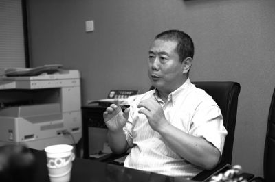 前天，方宏进在与律师商讨追款方案。京华时报记者