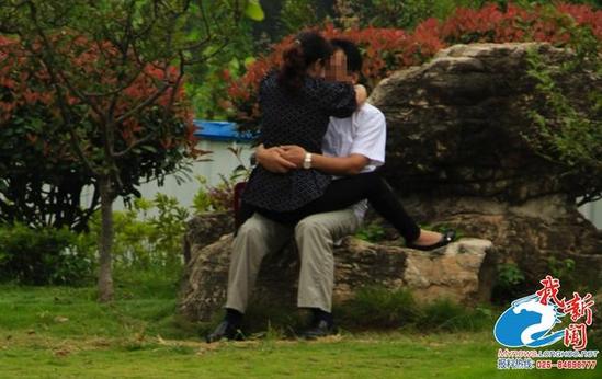 中年男女在公园大尺度亲热