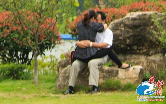 中年男女在公园大尺度亲热