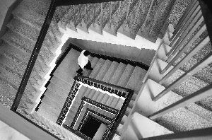 基层公务员面临着压力大、收入低、晋升难的现实困境,不少人勇敢走出体制,重新开始