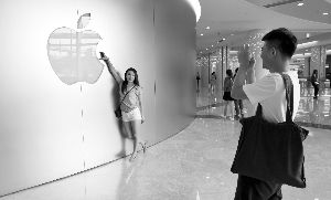 不少市民在苹果零售店的LOGO前拍照