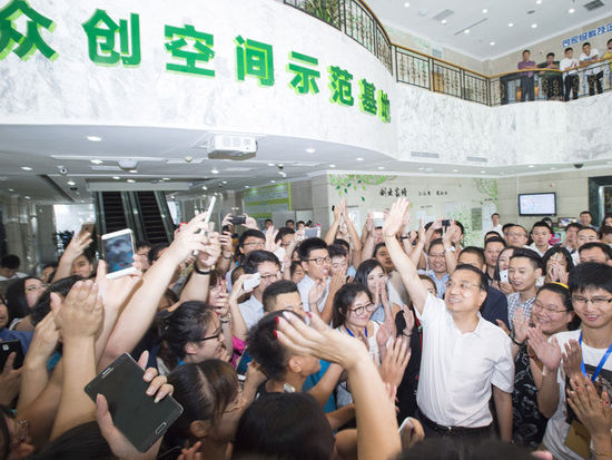 李克强在辽宁考察时强调:集众智汇众力攻坚克难