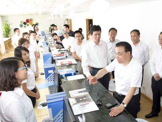 李克强在辽宁考察时强调:集众智汇众力攻坚克难