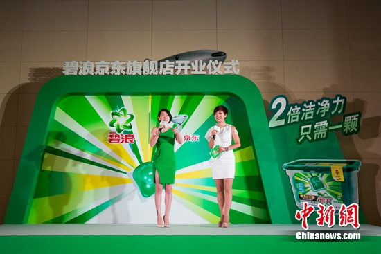 小S性感亮相露香肩婉拒男粉丝示爱：我老公在乎