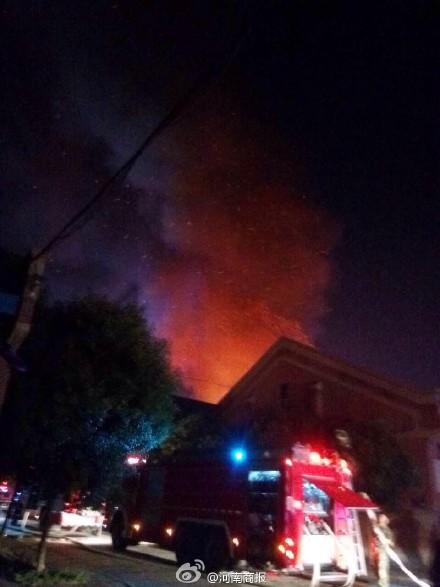 郑州一木材市场发生大火 夜幕下浓烟蔓延数公里