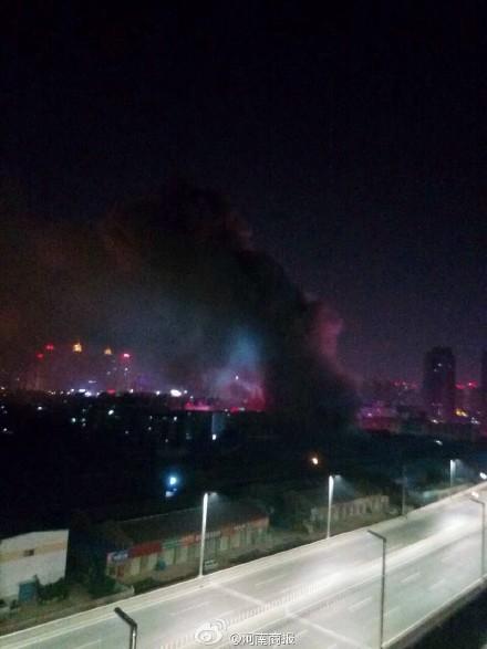 郑州一木材市场发生大火 夜幕下浓烟蔓延数公里