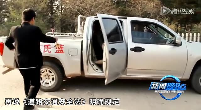 新闻晚8点：高校校长乘皮卡大玩阅兵 男子连续跳楼索要钱财截图