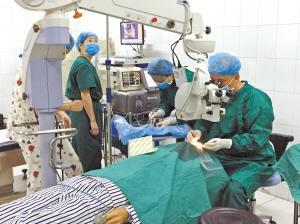 浙江两医生出资60万为96名白内障患者免费手术