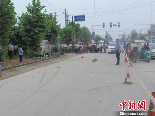 事故现场 钟欣 摄