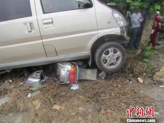 事故现场 钟欣 摄