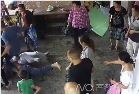 重庆家长称孩子在学校挨打 放倒4名老师及保安