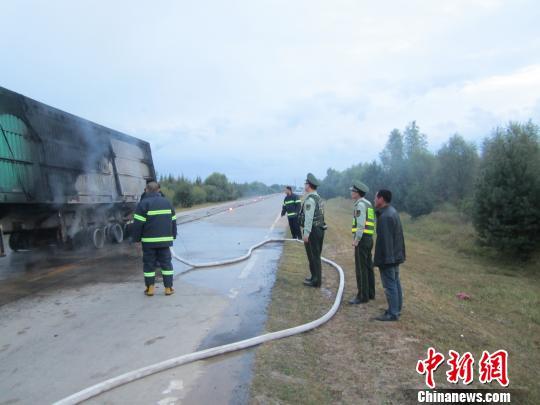 黑龙江一载煤货车行驶途中起火，边防官兵成功处置。边防部门提供 摄