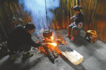 成都“杜鹃夫妻”守山10年 4000根蜡烛照亮龙池