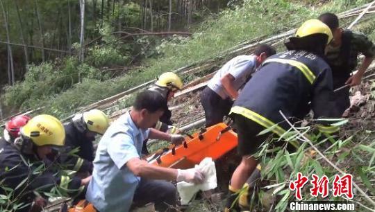 浙江一槽罐车翻下30多米山崖 司机无大碍(图)