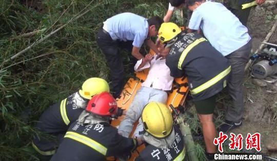 浙江一槽罐车翻下30多米山崖司机幸无大碍