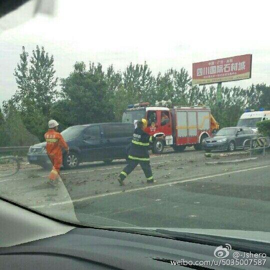 成雅高速一大客车与货车相撞 车头严重损毁(图)