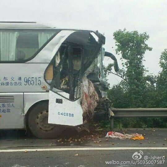 成雅高速一大客车与货车相撞 车头严重损毁(图)