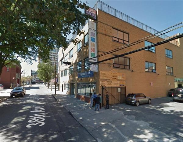 父亲全身湿透“为儿撑伞” 感动全球250万人(图)